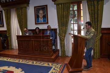 El periodista teldense Gaumet Florido leyó este jueves en el Pleno municipal el Manifiesto Institucional por el Día Internacional de las Mujeres (Foto TA y Francisco J. Santana)